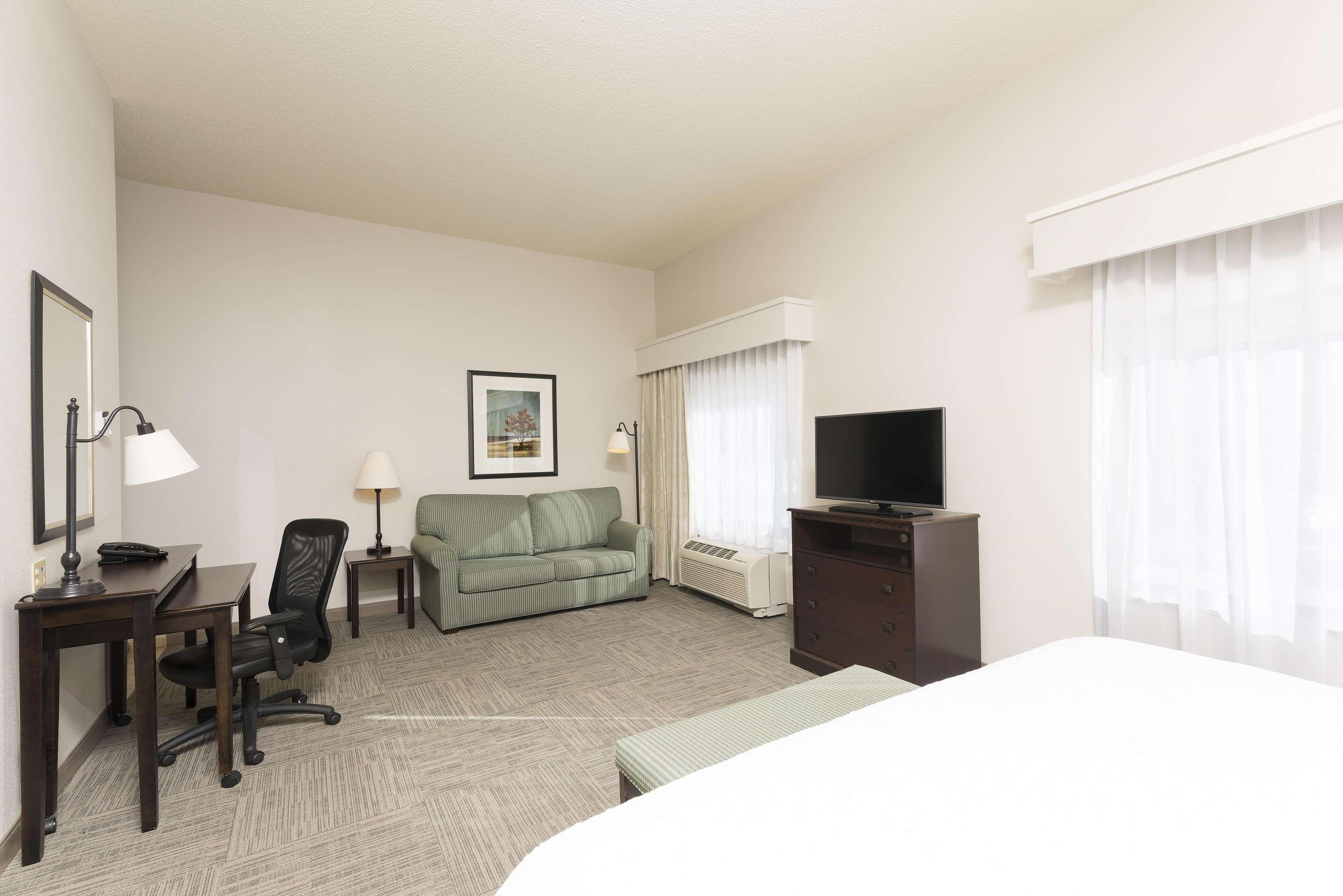 Hampton Inn & Suites Hartford-Manchester Exterior photo