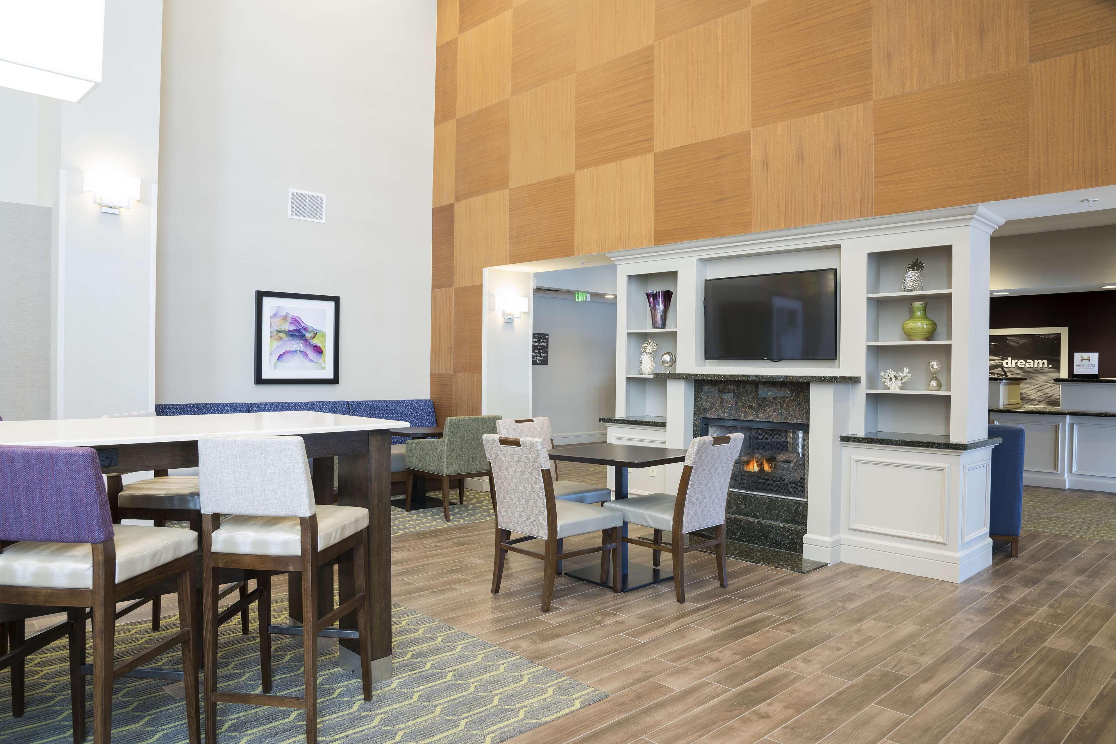 Hampton Inn & Suites Hartford-Manchester Exterior photo