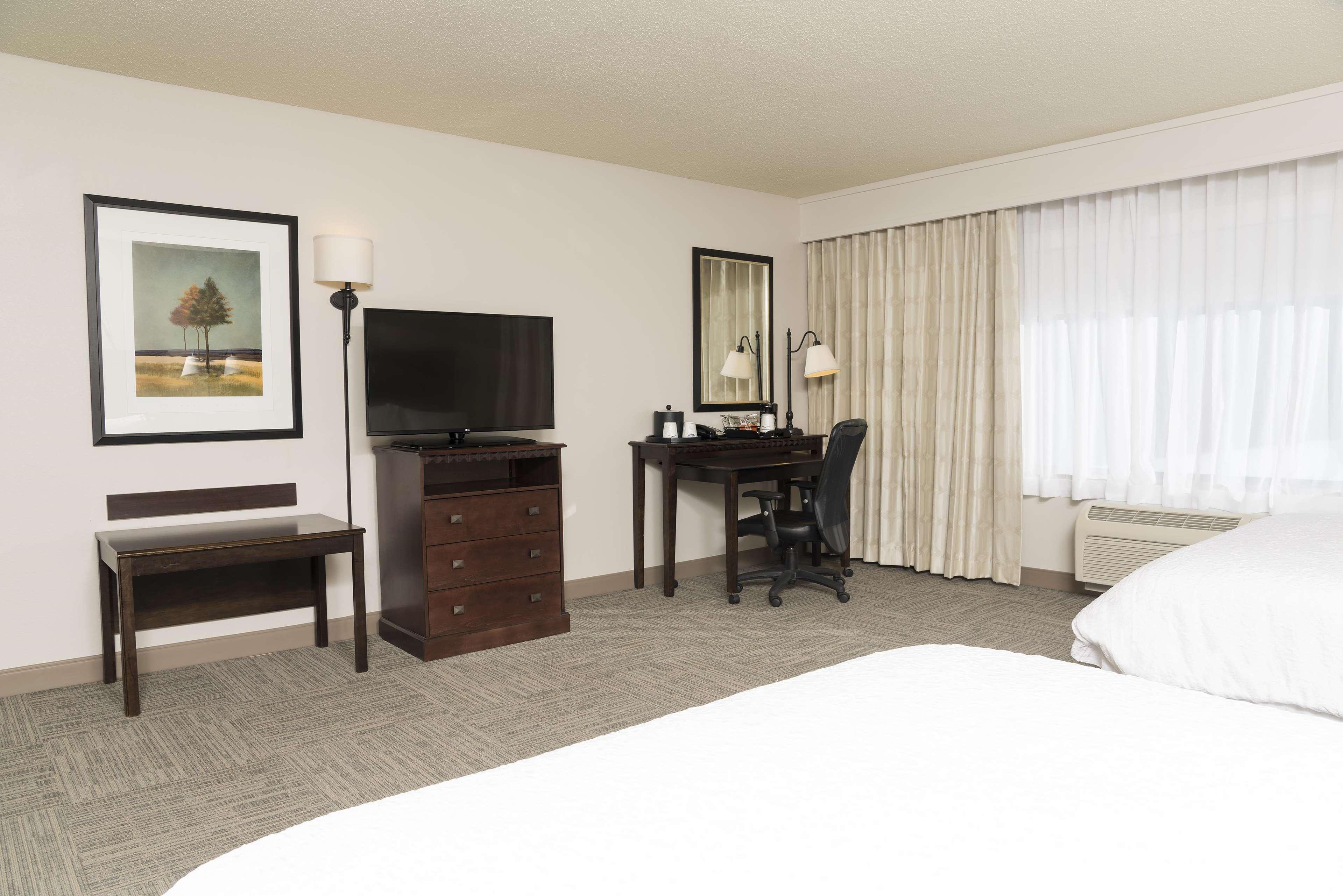 Hampton Inn & Suites Hartford-Manchester Exterior photo