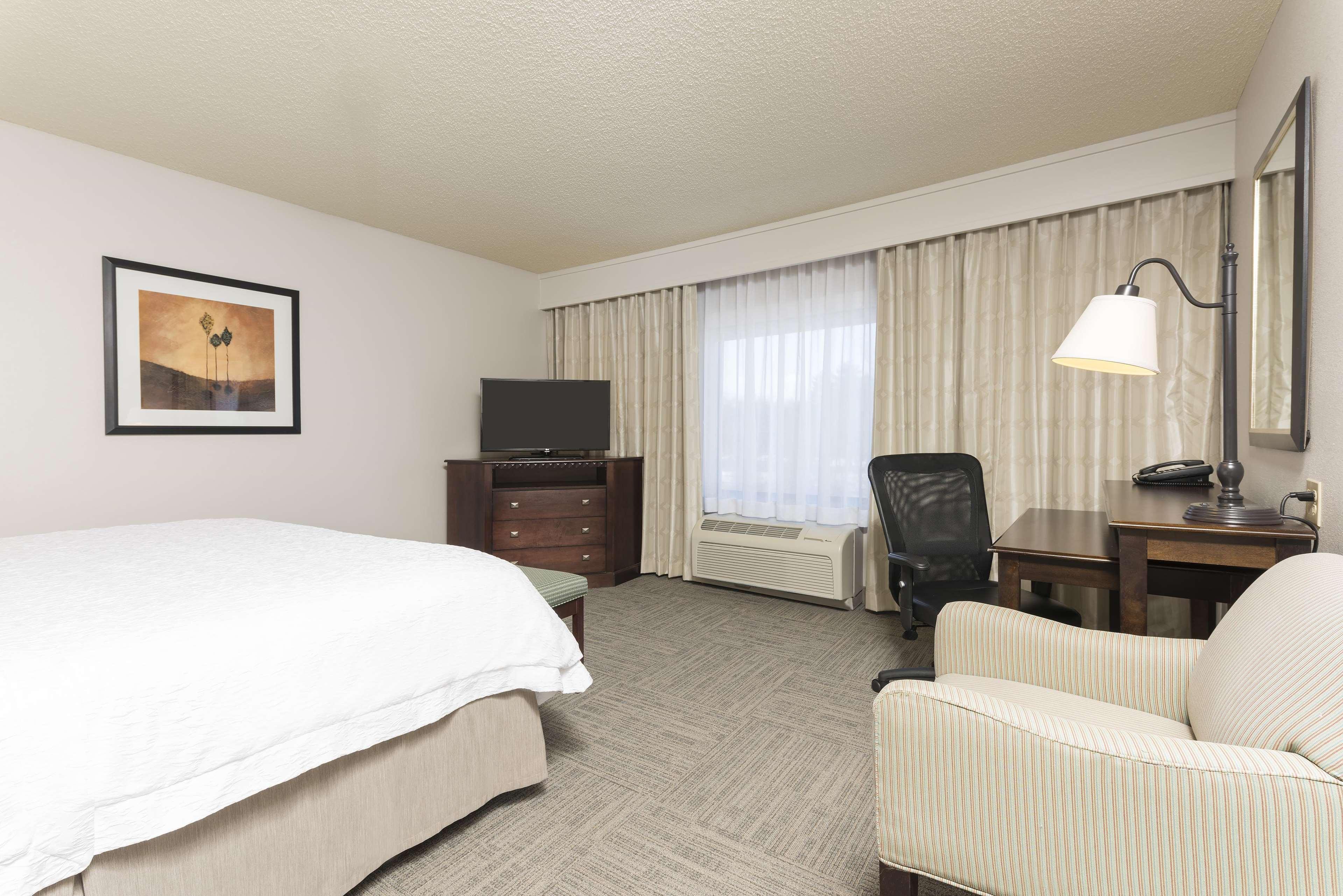 Hampton Inn & Suites Hartford-Manchester Exterior photo