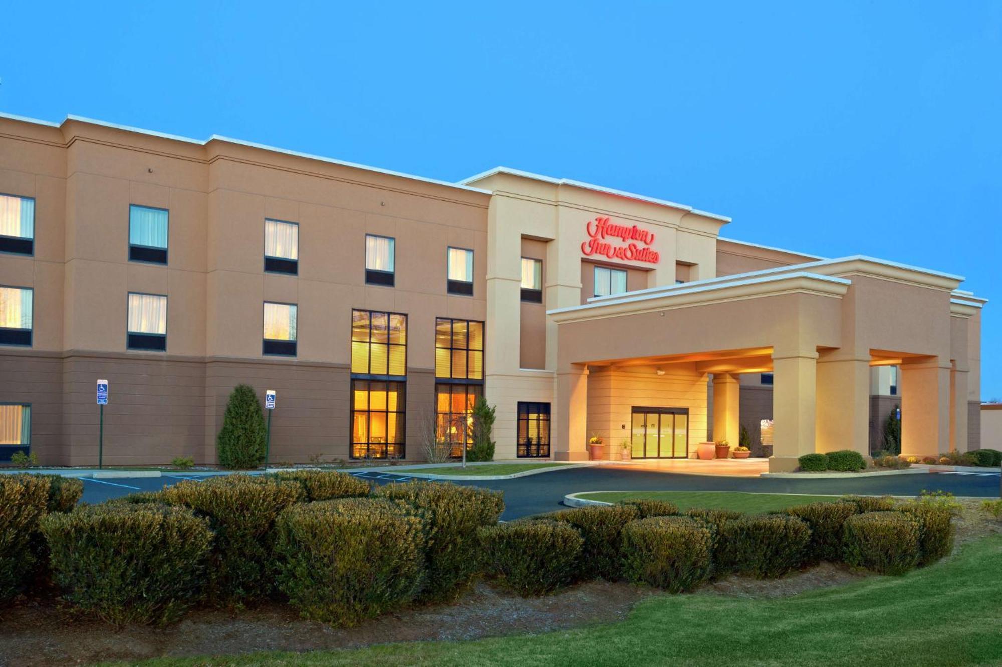 Hampton Inn & Suites Hartford-Manchester Exterior photo