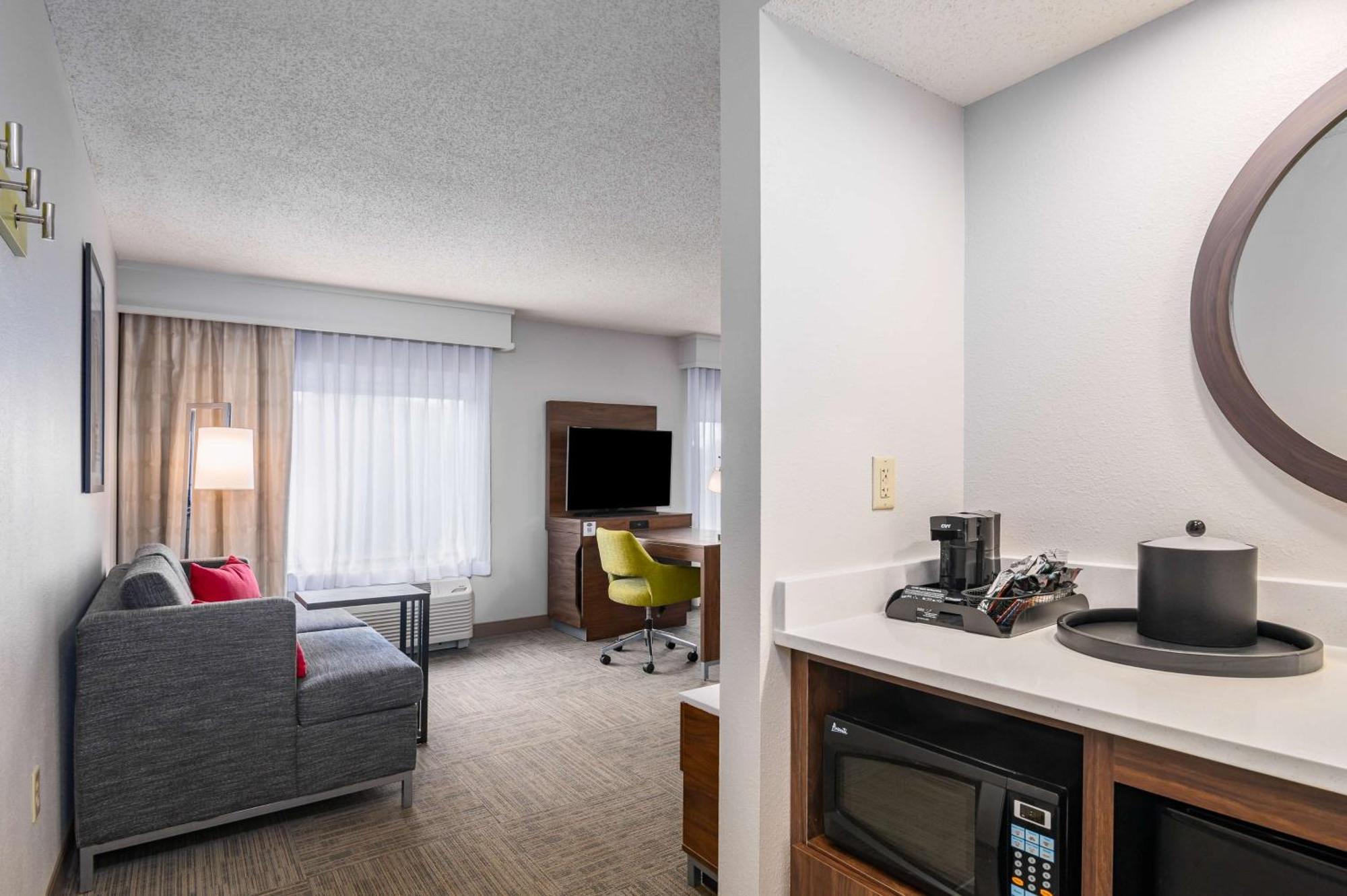 Hampton Inn & Suites Hartford-Manchester Exterior photo