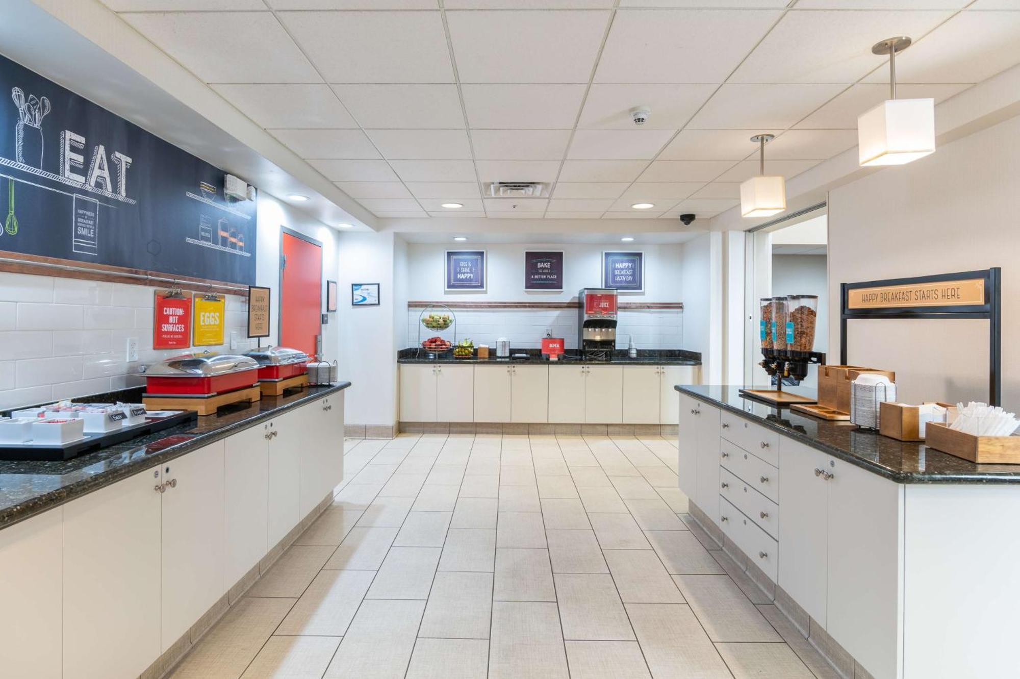 Hampton Inn & Suites Hartford-Manchester Exterior photo
