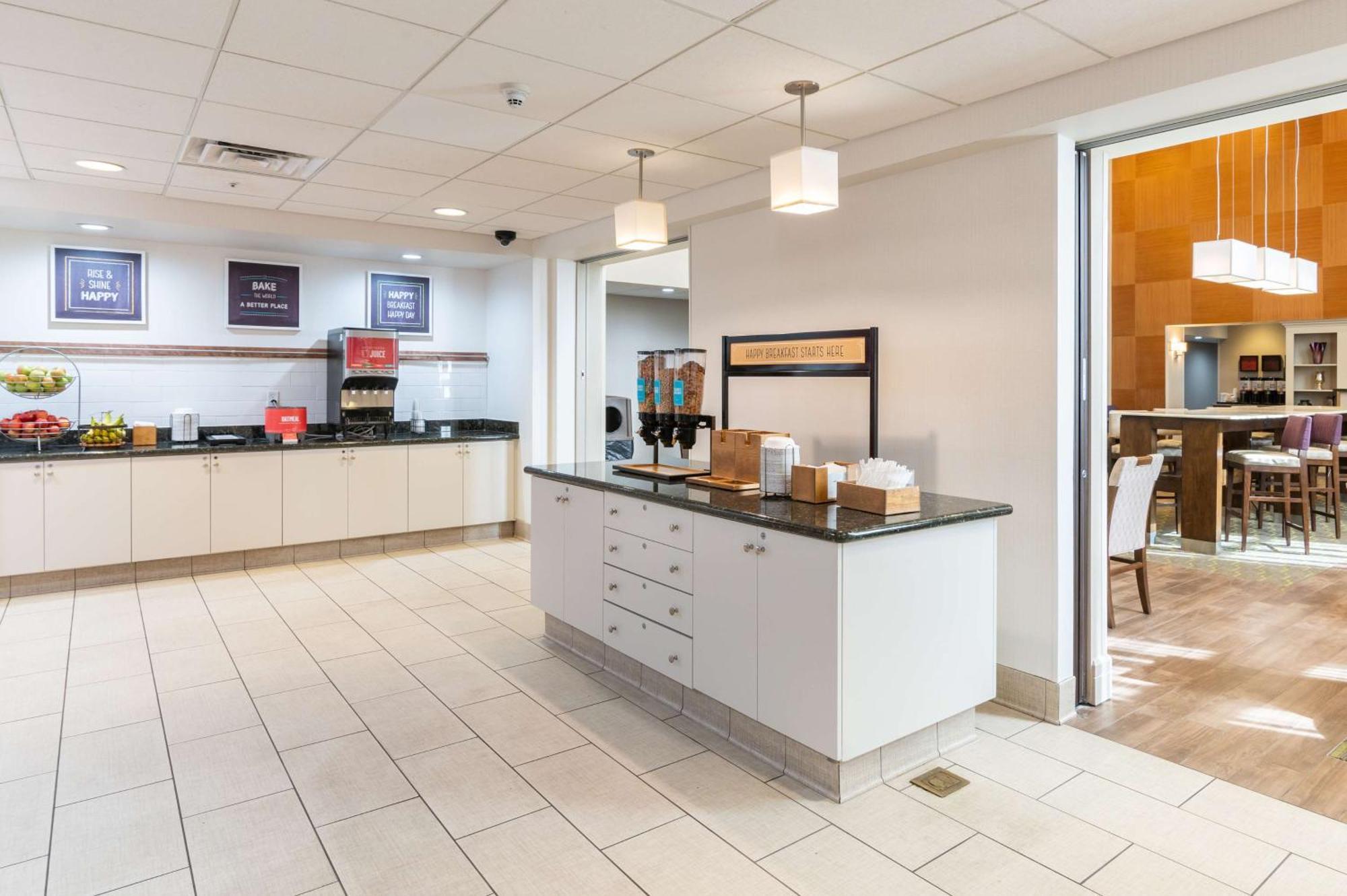 Hampton Inn & Suites Hartford-Manchester Exterior photo