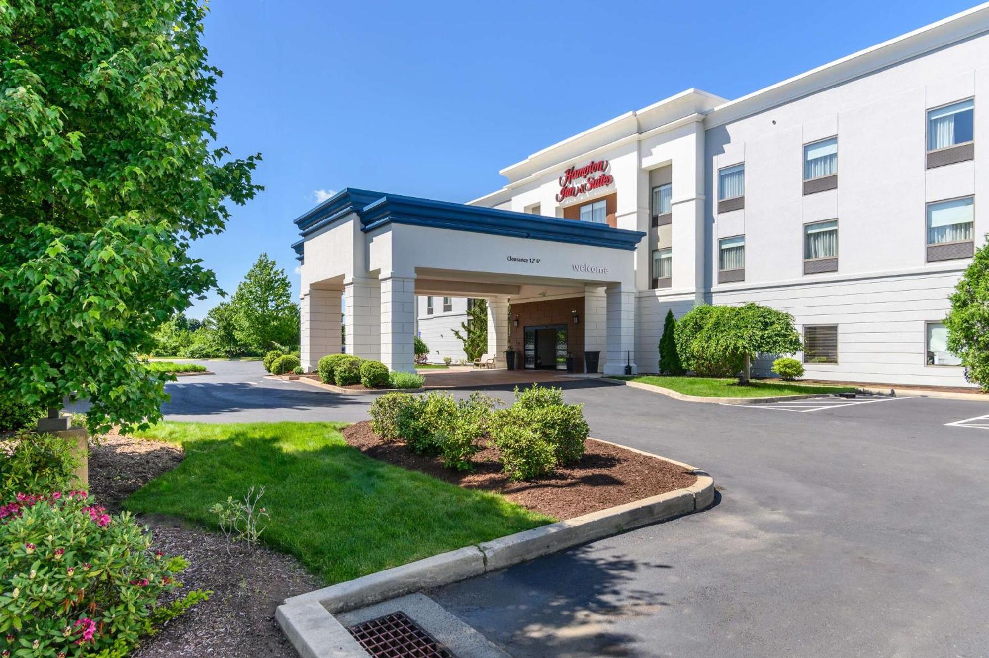 Hampton Inn & Suites Hartford-Manchester Exterior photo