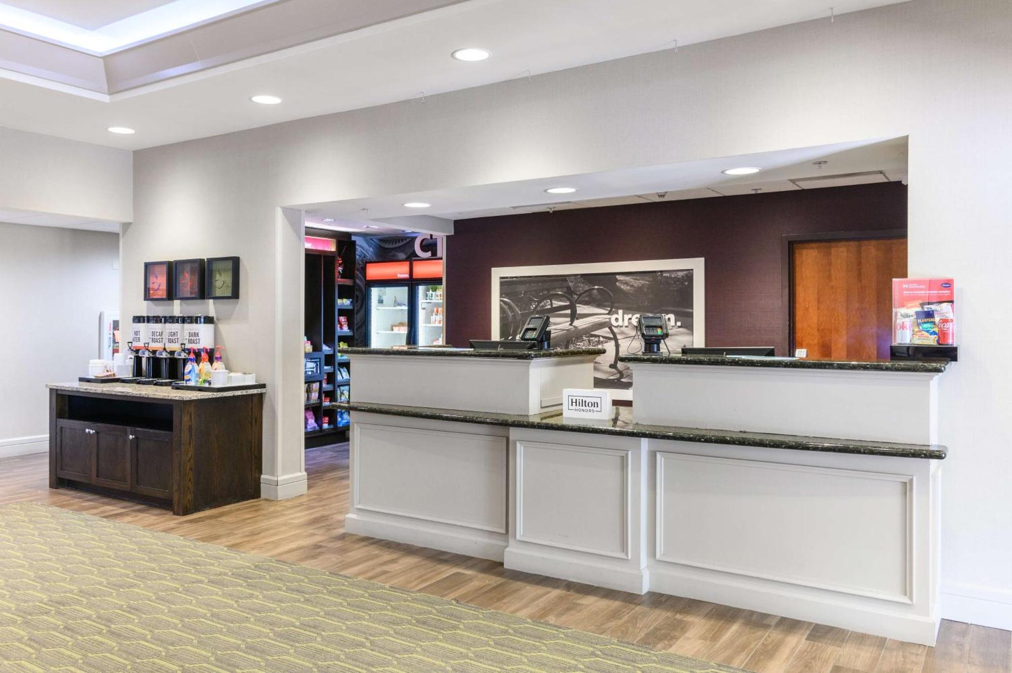 Hampton Inn & Suites Hartford-Manchester Exterior photo