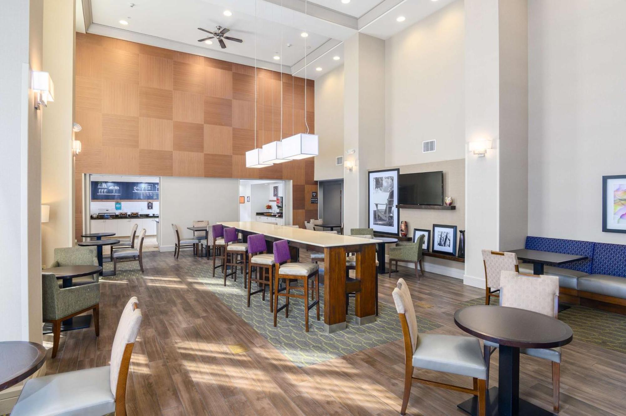 Hampton Inn & Suites Hartford-Manchester Exterior photo