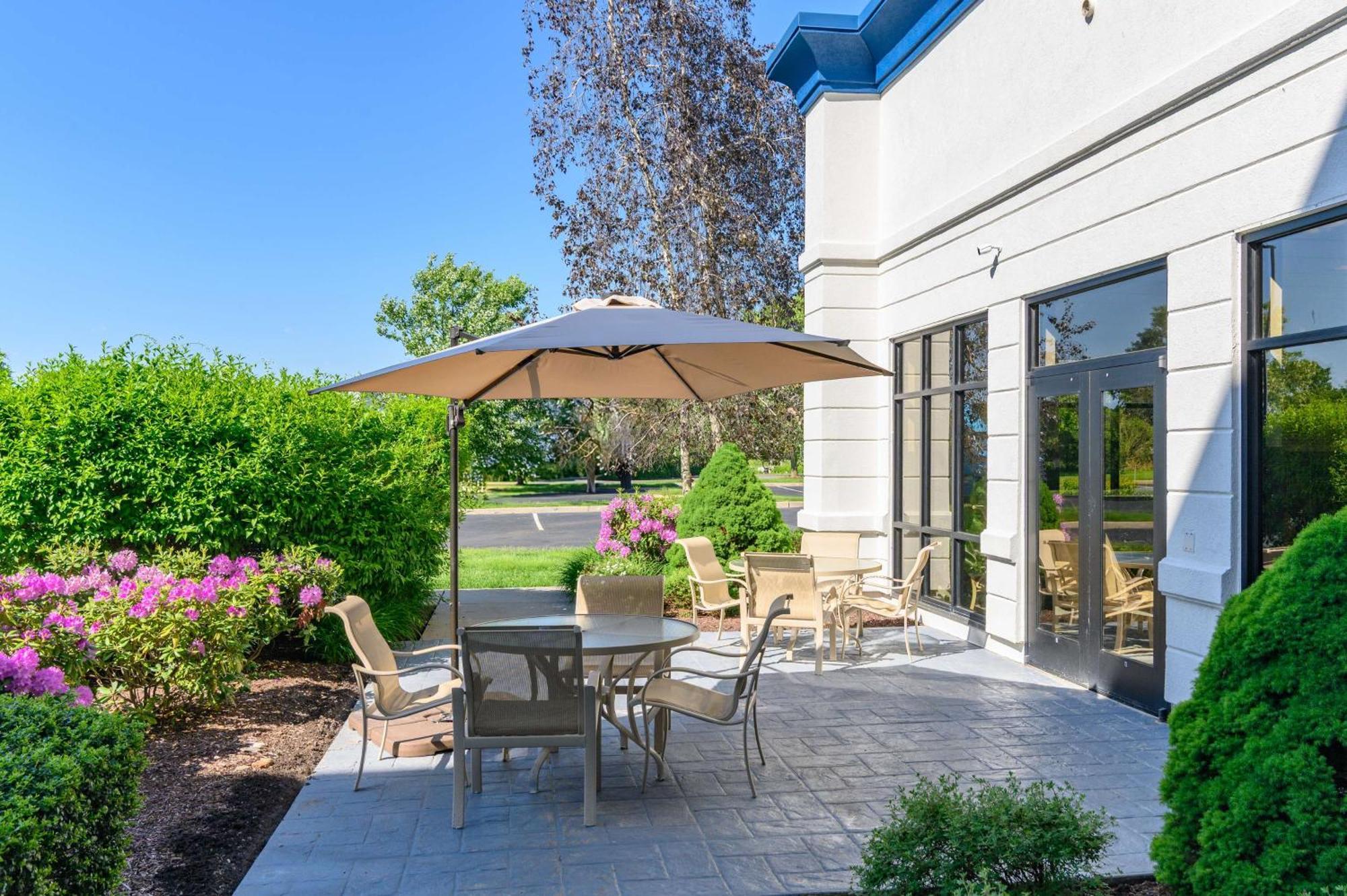 Hampton Inn & Suites Hartford-Manchester Exterior photo